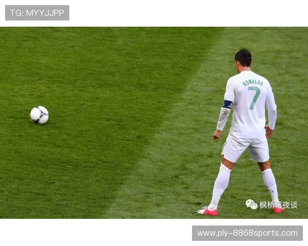 足球球星不顾一切从场边跳下 赛场意外引发热议与关注